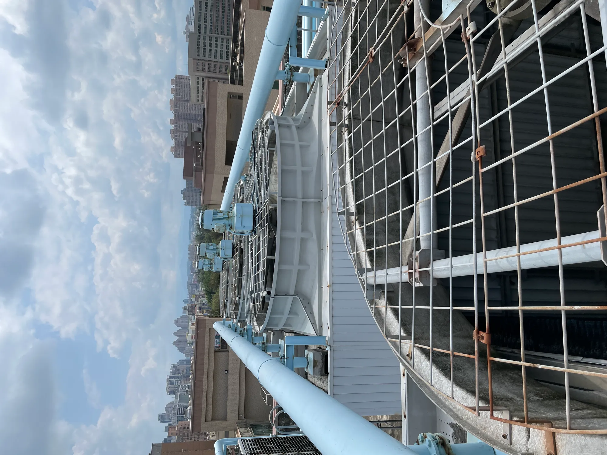 大型空調冷卻塔 — 現場安裝與維修案例