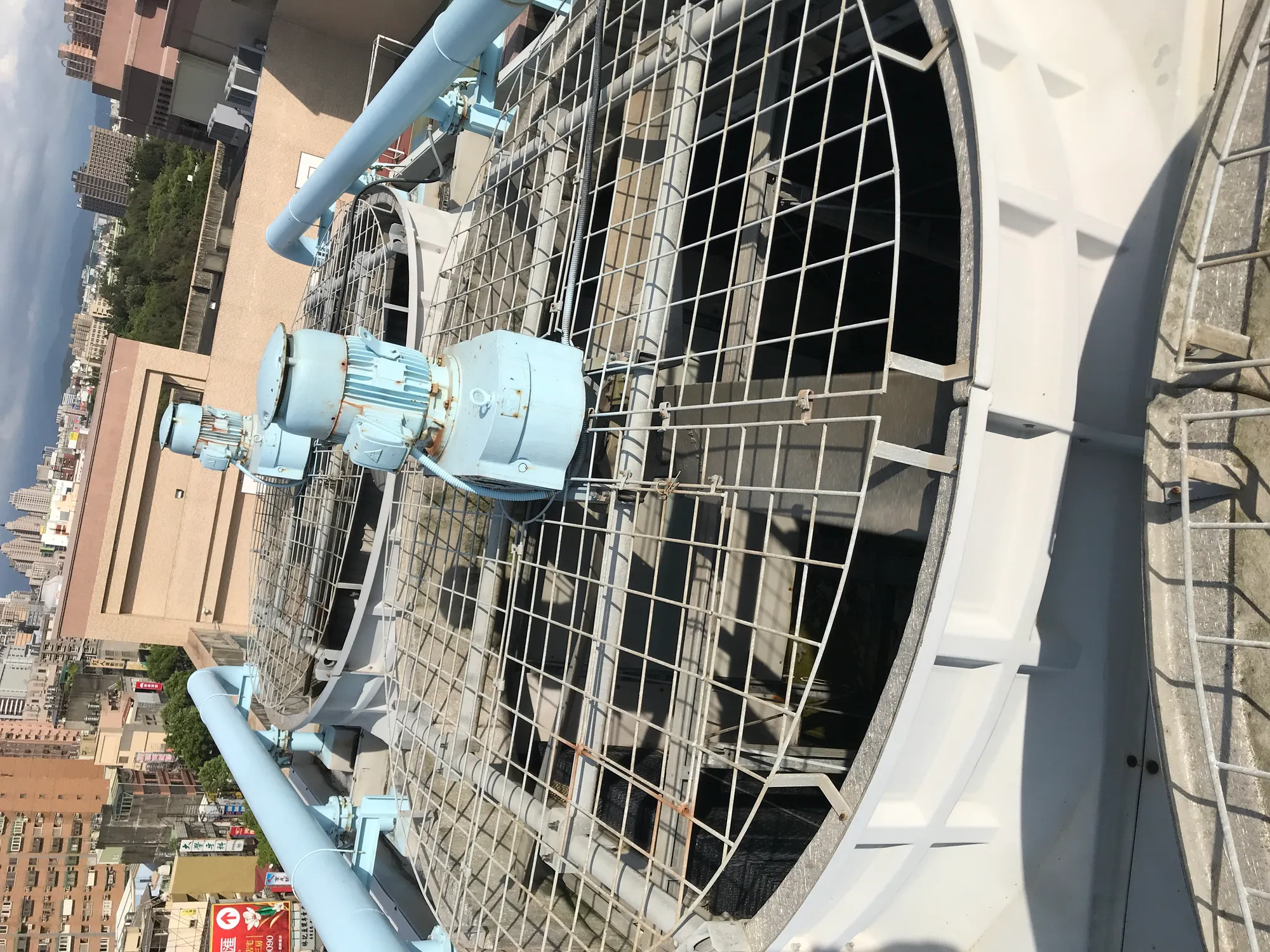 現場實機 · 屋頂多組冷卻塔與冷卻水管路